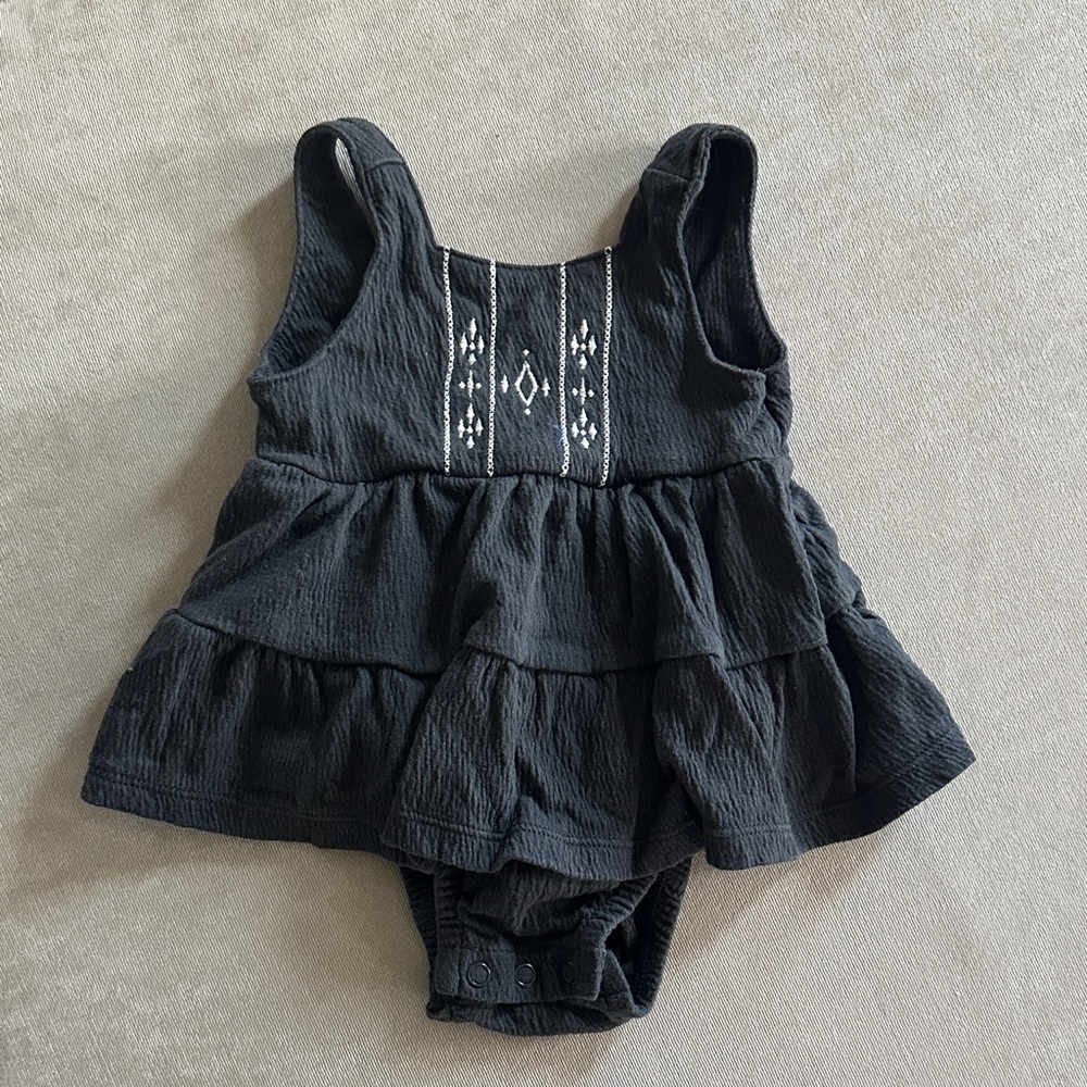 ⭐️5/$25⭐️ Carter's Black Sleeveless Bodysuit with Embroidery